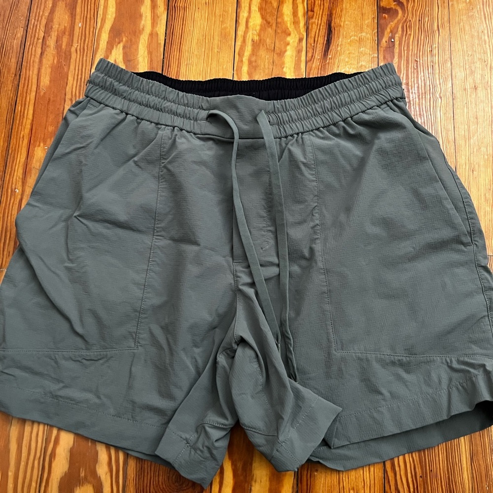 Lululemon Bowline Shorts 5” Inseam Grey Sage Medium